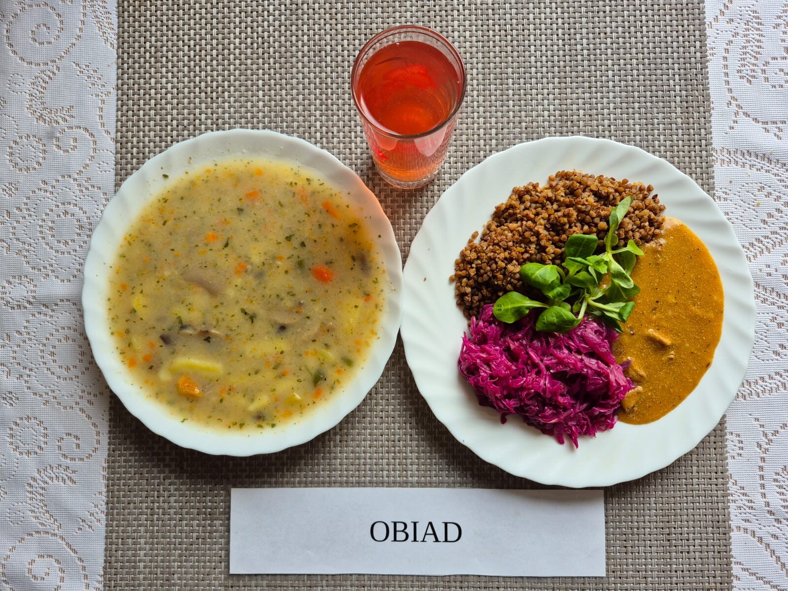 Na zdjęciu znajduję się posiłek w którego skład wchodzi Zupa ziemniaczano-pieczarkowa, Kasza gryczana, Gulasz wieprzowy, Surówka z czerwonej kapusty oraz kompot