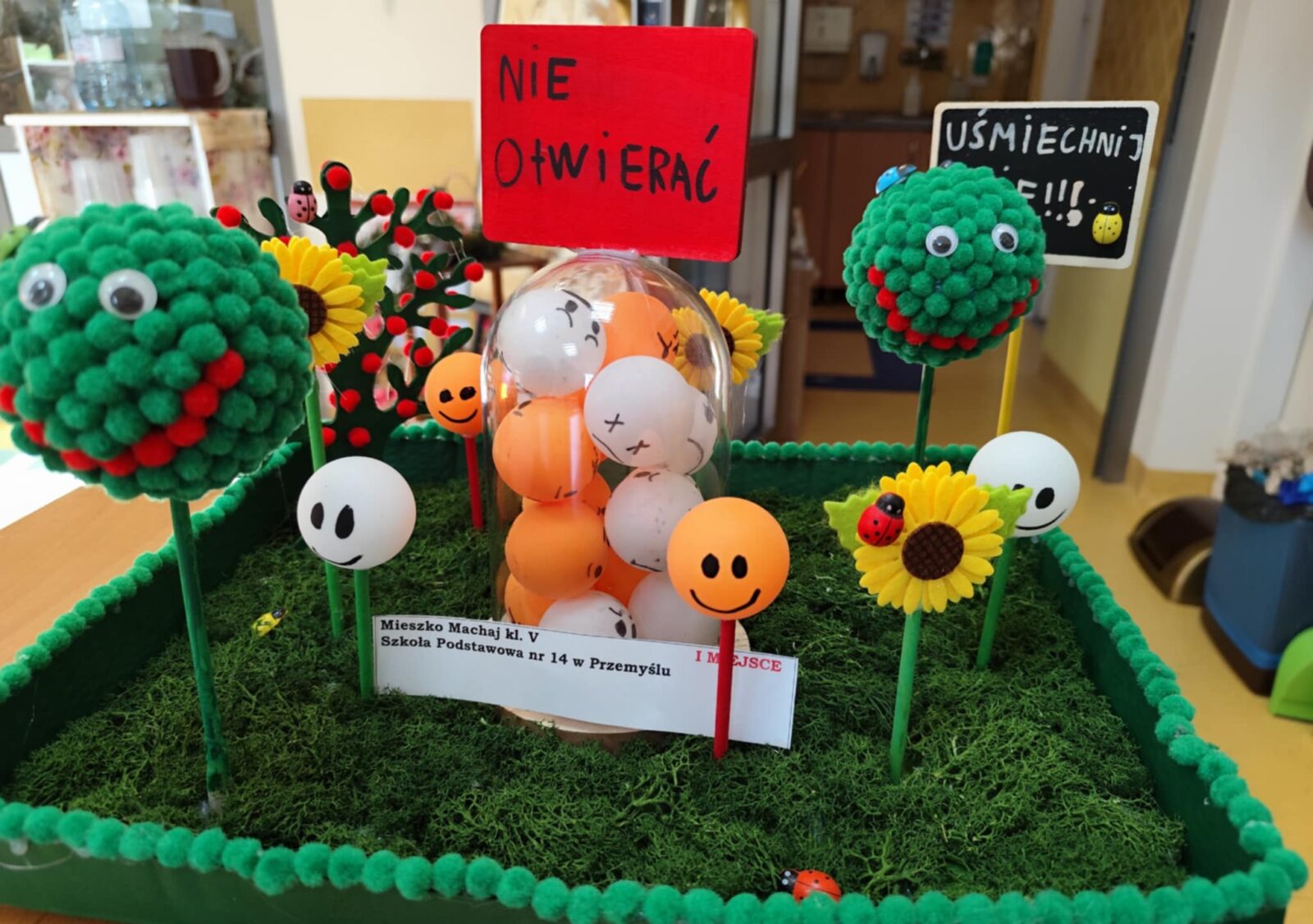 Na zdjęciu przedstawia pracę konkursową pt. „W głowie się nie mieści-malujemy emocje”