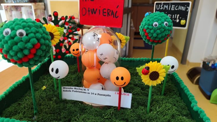 Na zdjęciu przedstawia pracę konkursową pt. „W głowie się nie mieści-malujemy emocje”