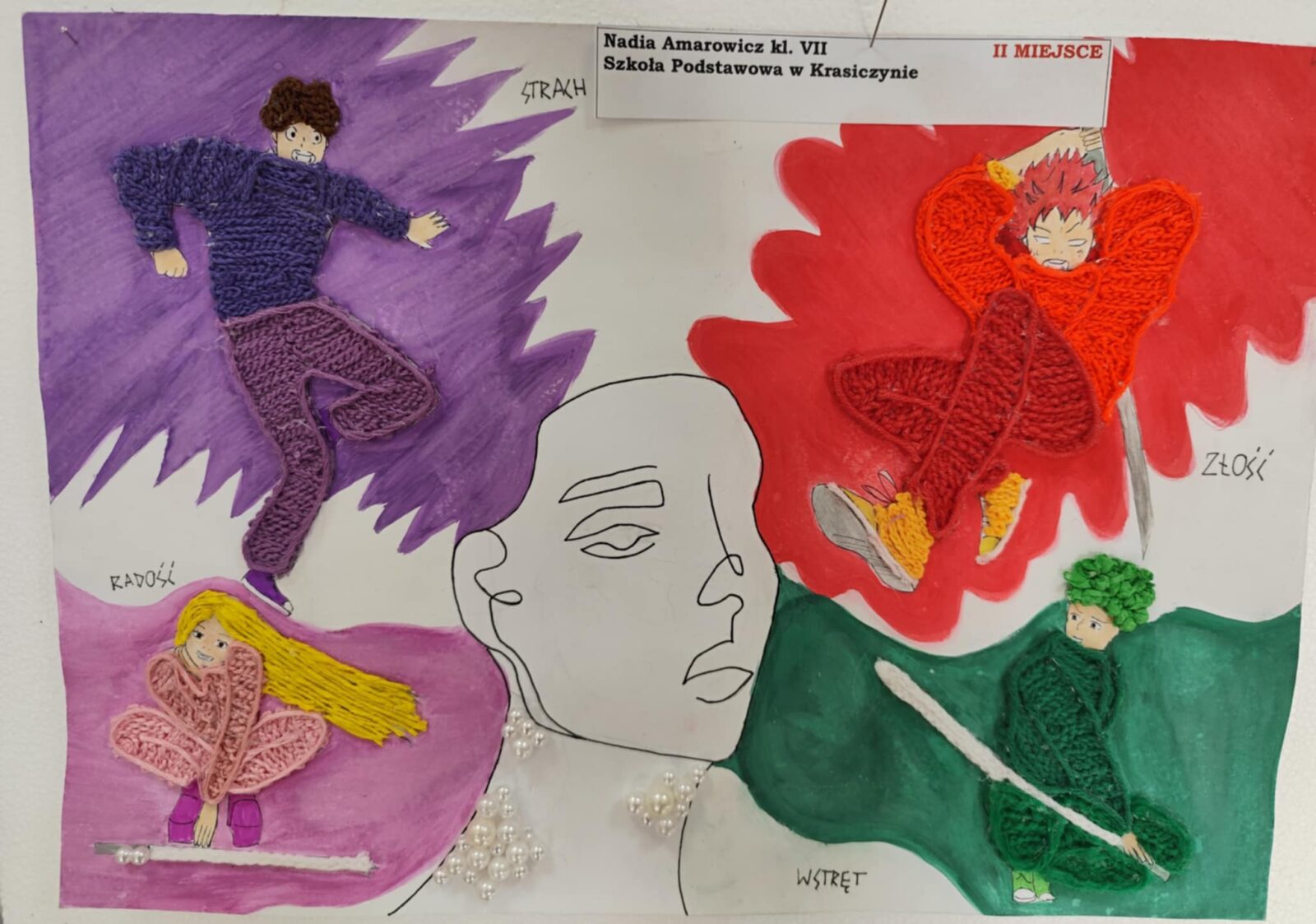 Na zdjęciu przedstawia pracę konkursową pt. „W głowie się nie mieści-malujemy emocje”