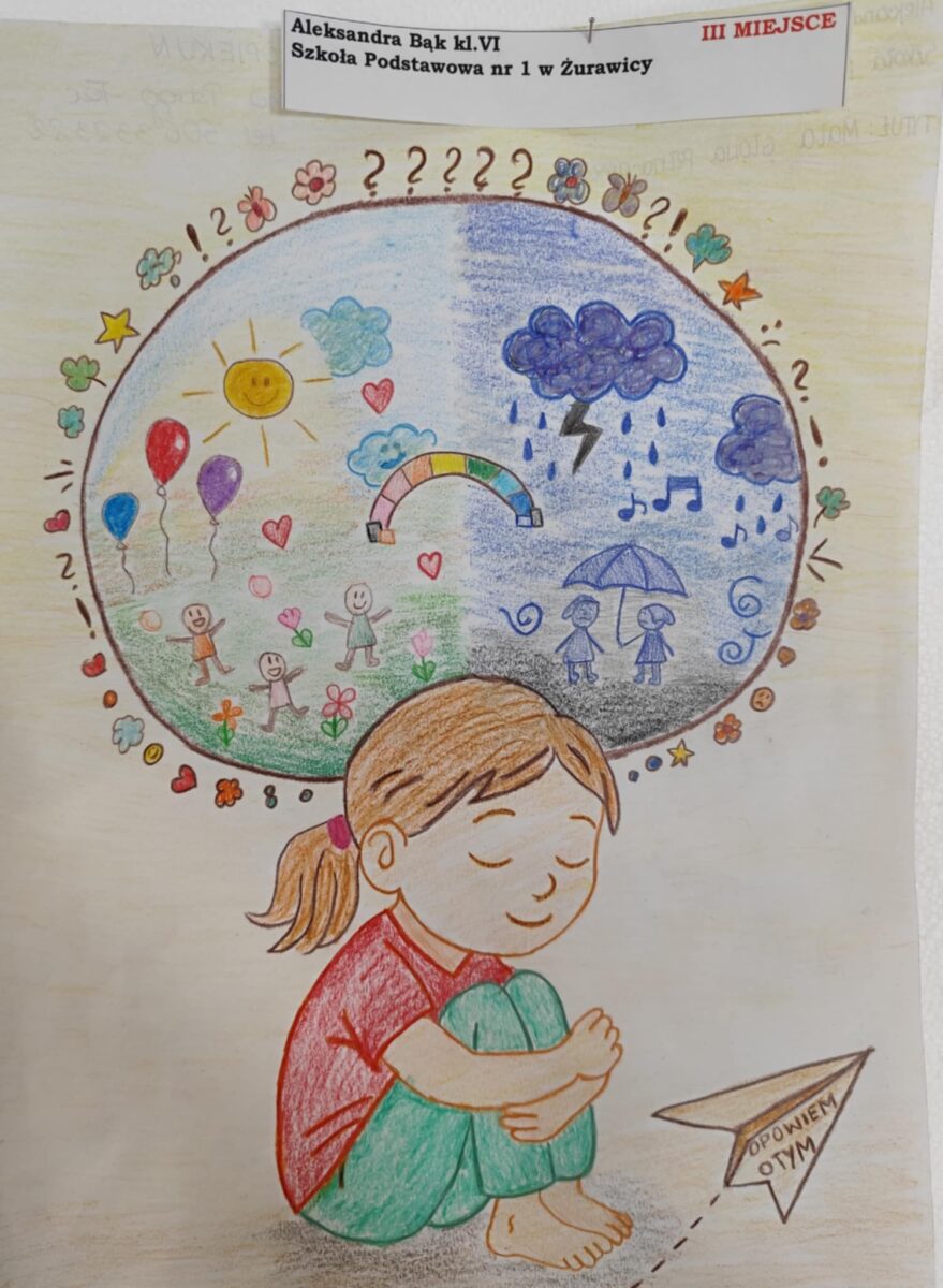 Na zdjęciu przedstawia pracę konkursową pt. „W głowie się nie mieści-malujemy emocje”