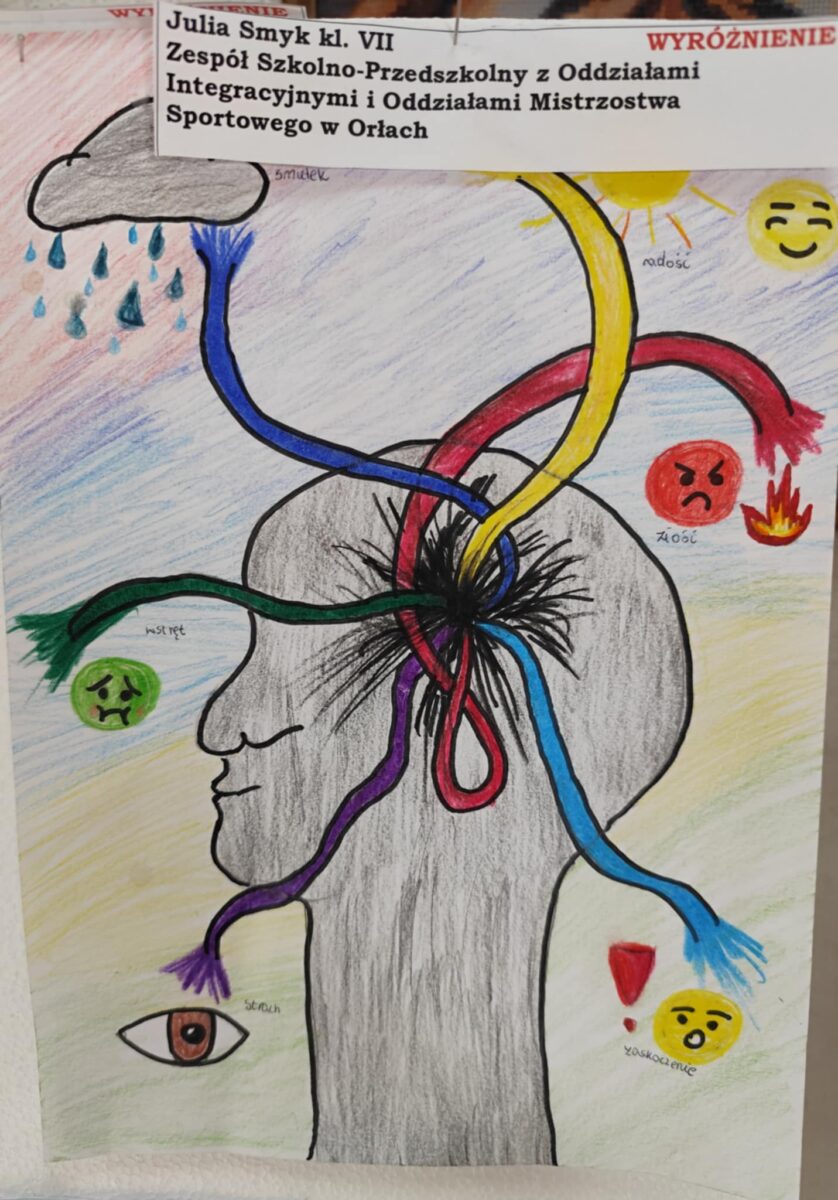 Na zdjęciu przedstawia pracę konkursową pt. „W głowie się nie mieści-malujemy emocje”