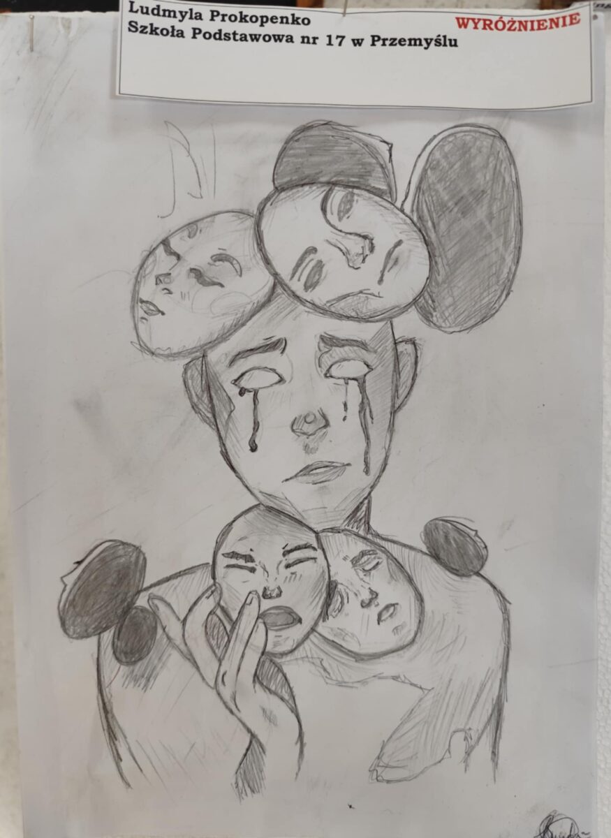 Na zdjęciu przedstawia pracę konkursową pt. „W głowie się nie mieści-malujemy emocje”