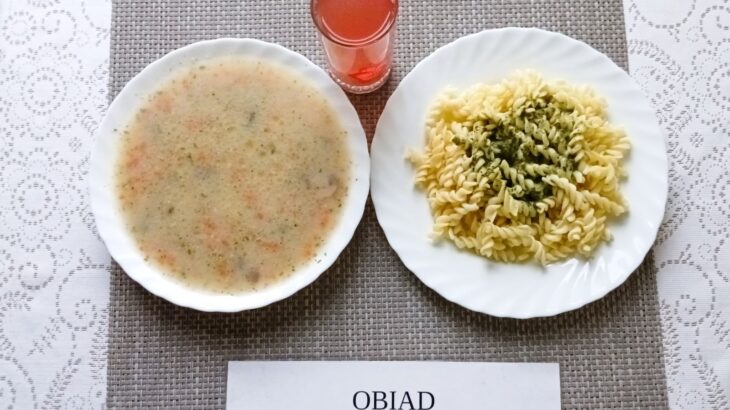 Na zdjęciu znajduję się posiłek w którego skład wchodzi Zupa pieczarkowa z ziemniakami, Makaron ze szpinakiem, kompot z jabłek, Gruszka