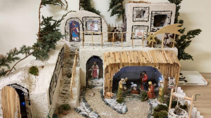 Na zdjęciu przedstawia szopkę Bożenarodzeniową