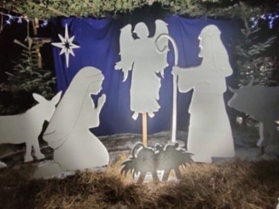 Na zdjęciu przedstawia szopkę Bożenarodzeniową
