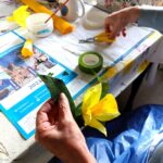 Praca Pacjenta - wycinanie żonkili z bibuły