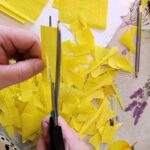 Praca Pacjenta - wycinanie żonkili z bibuły