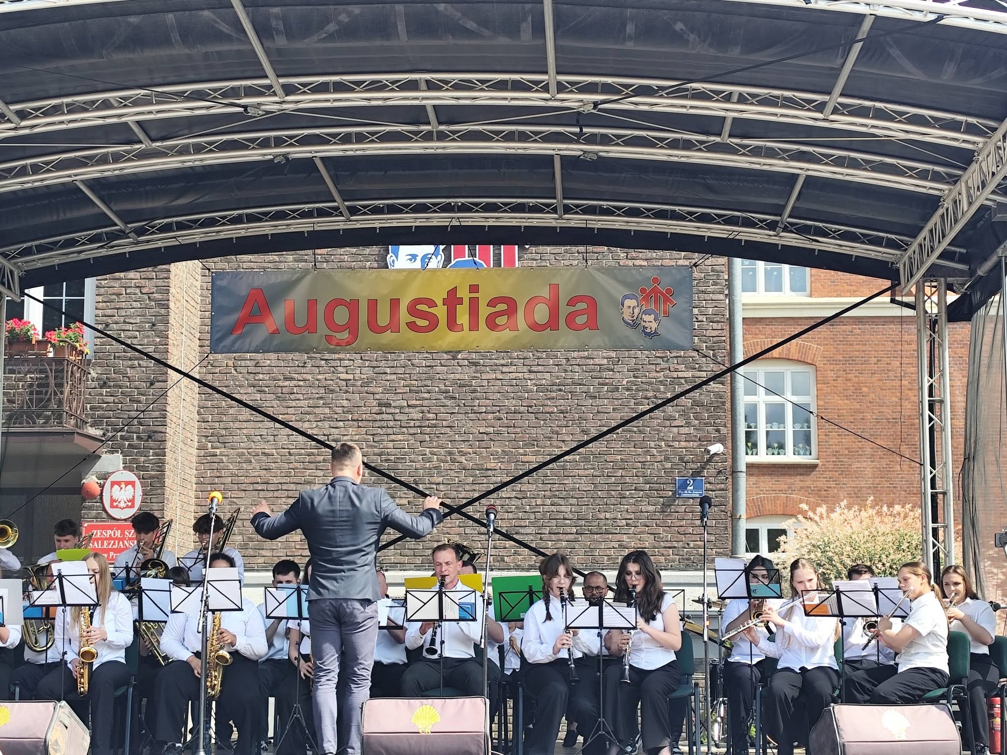 Na zdjęciu przedstawiano grupę grającą orkiestrę związaną z imprezą Augustiada
