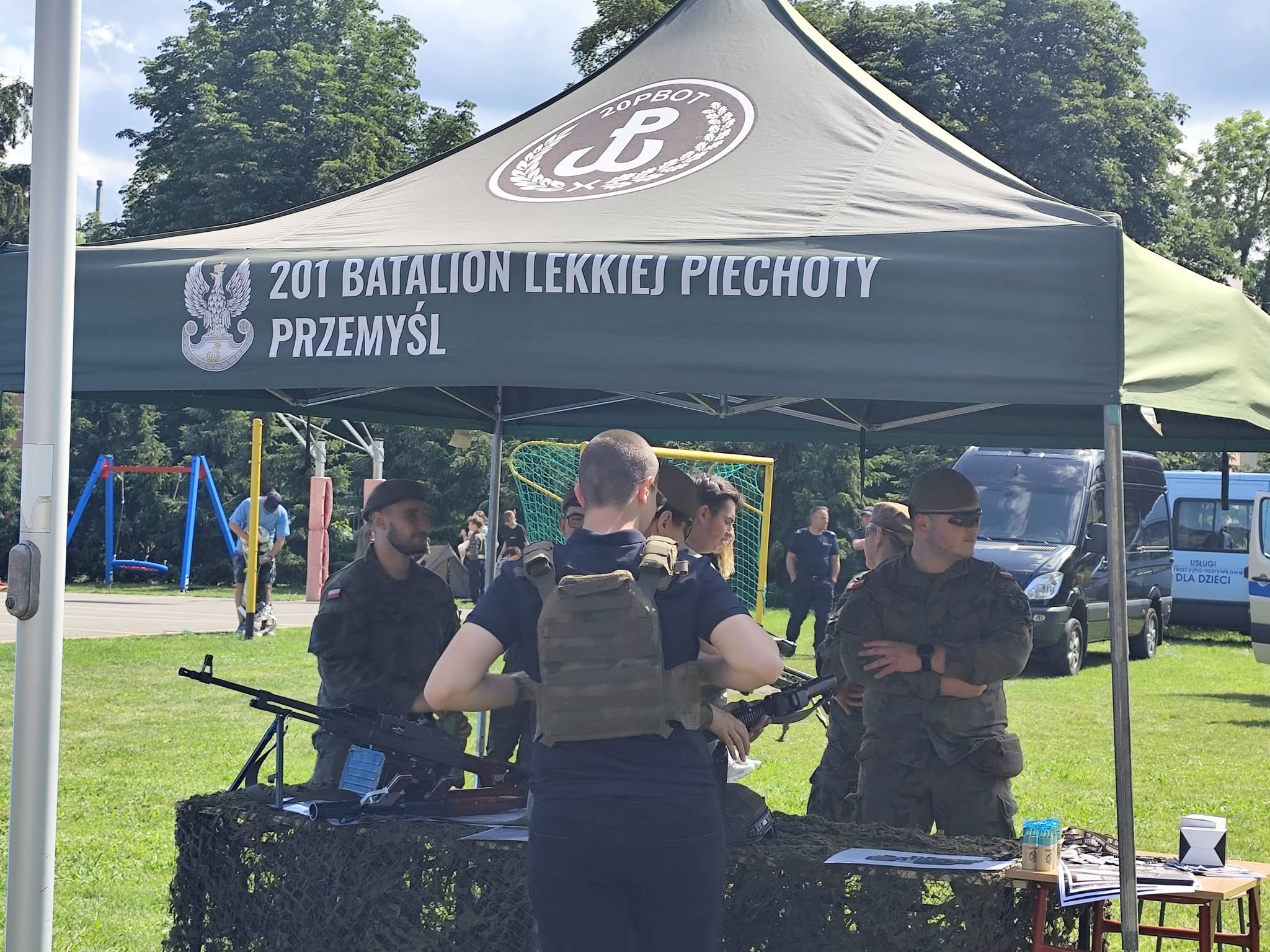 Na zdjęciu przestawiono grupę osób promujących działalność Batalion Lekkiej Piechoty w namiocie informacyjnym